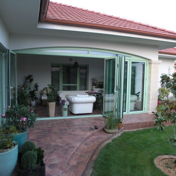 teraszbeépítés, télikert, harmonikaajtó